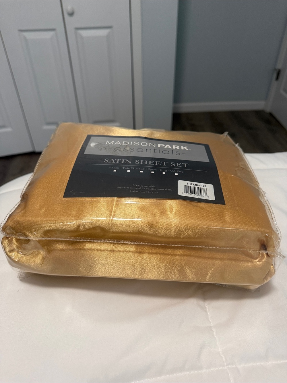 Madison Park Satin Sheet Set in Gold Queen/4 pillows cases included - Picture 2 of 2